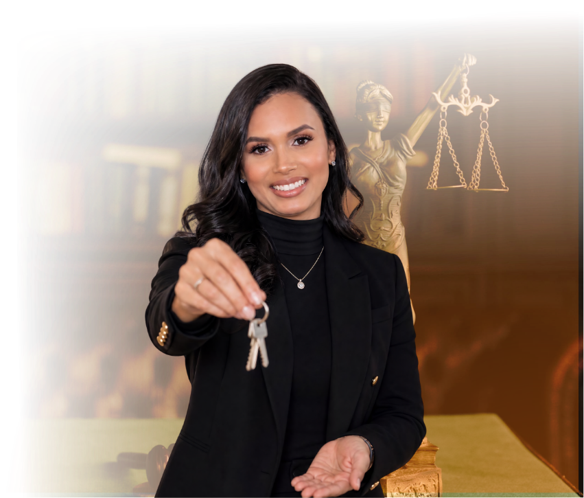 Sara Ferreira segurando uma chave